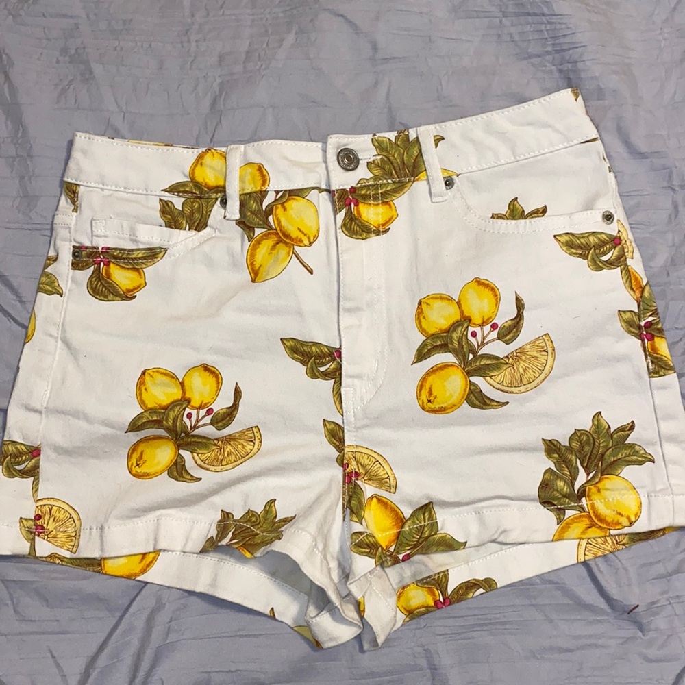 Forever 21 vintage high waisted lemon shorts !!